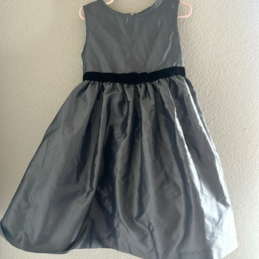 Girls size 4 grey dress with black bow.